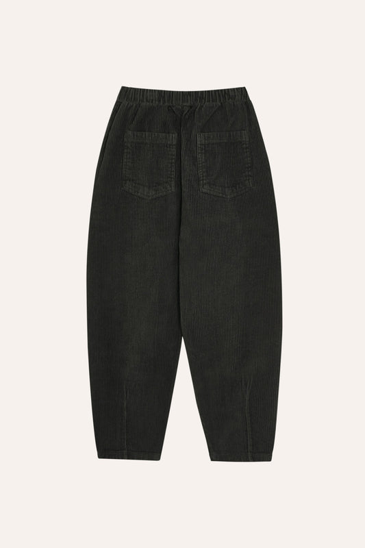 Pantalón gris oscuro de pana con bolsillos traseros.