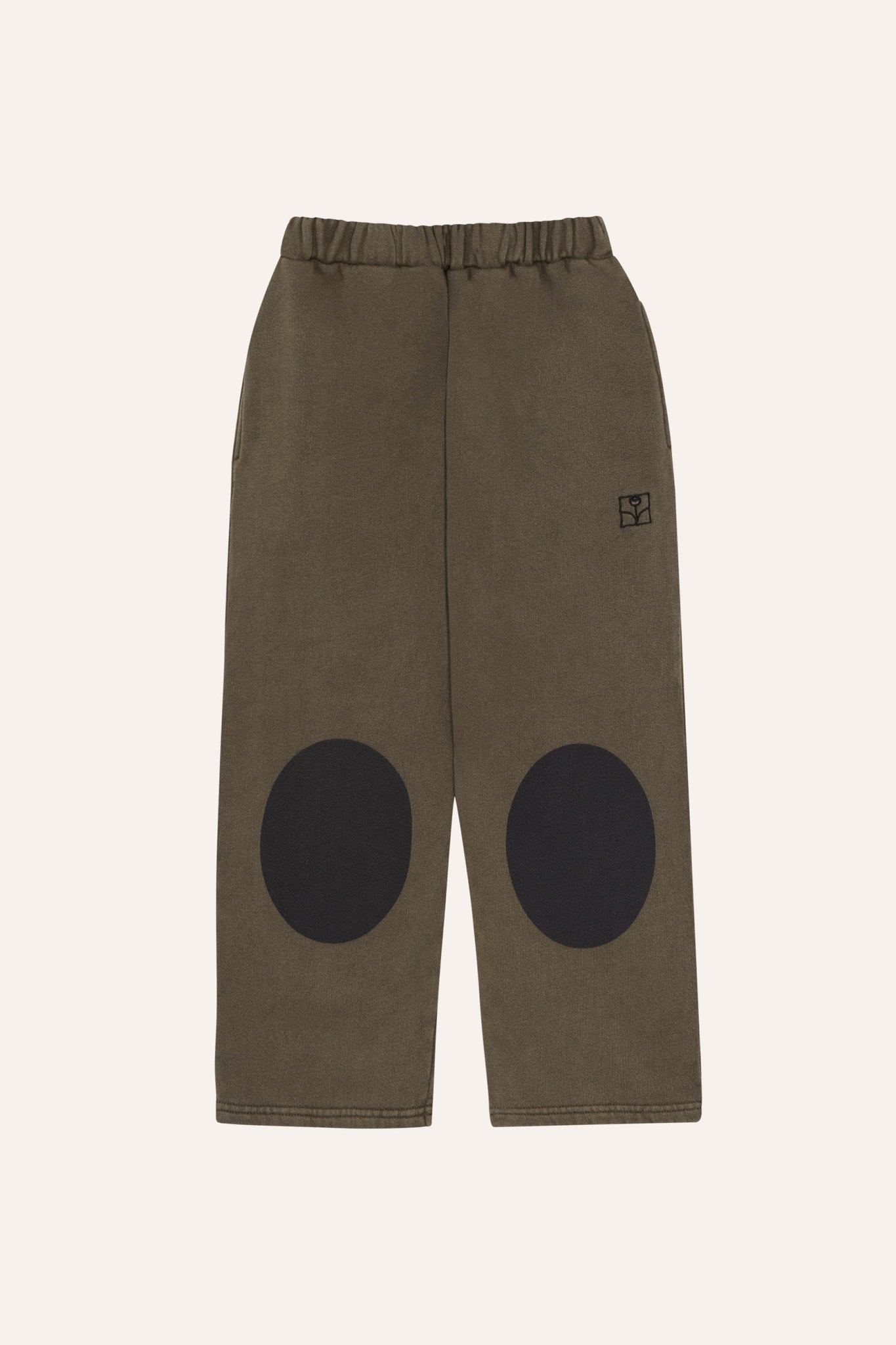 Pantalón infantil marrón con grandes rodilleras oscuras, vista frontal.