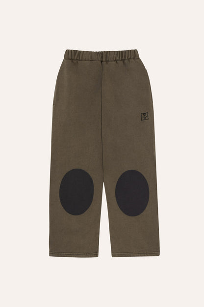 Pantalón infantil marrón con grandes rodilleras oscuras, vista frontal.