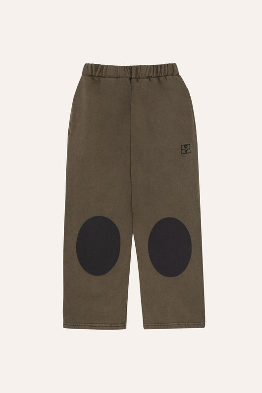 Pantalón infantil marrón con grandes rodilleras oscuras, vista frontal.