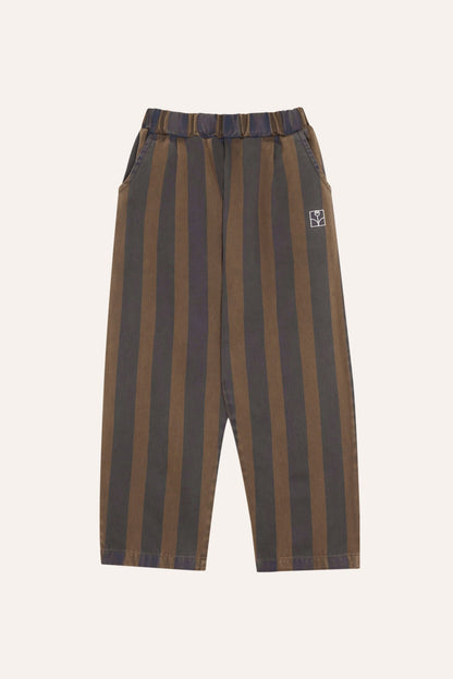 Pantalón infantil de rayas verticales marrones y azules, vista frontal.