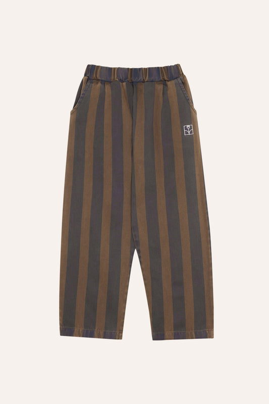 Pantalón infantil de rayas verticales marrones y azules, vista frontal.