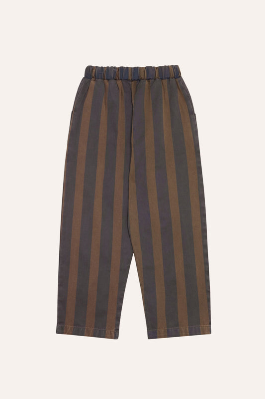 Pantalón de rayas marrones y azules, vista trasera.