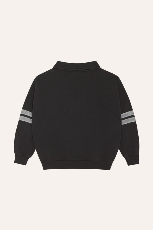 Sudadera gris oscuro con bandas en las mangas, vista trasera.