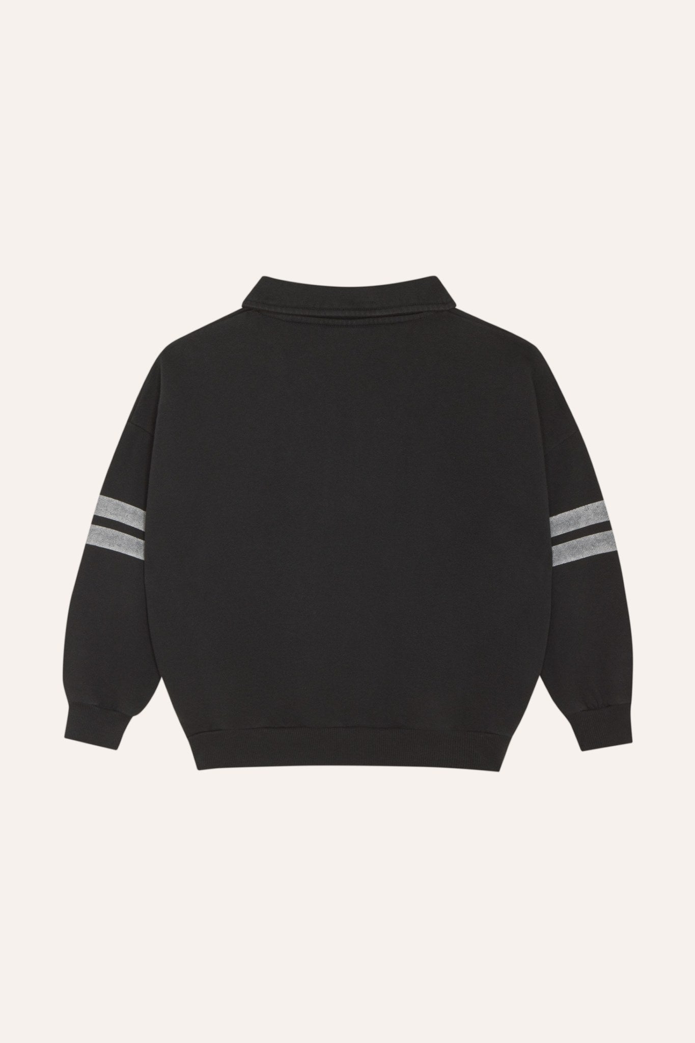 Sudadera gris oscuro con bandas en las mangas, vista trasera.