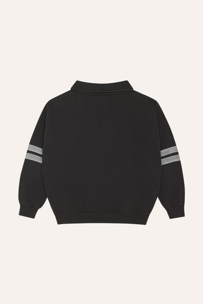 Sudadera gris oscuro con bandas en las mangas, vista trasera.