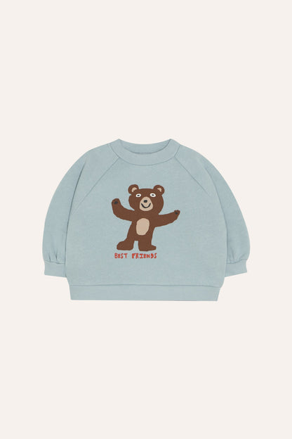 Sudadera de bebé azul claro con oso marrón, vista frontal.