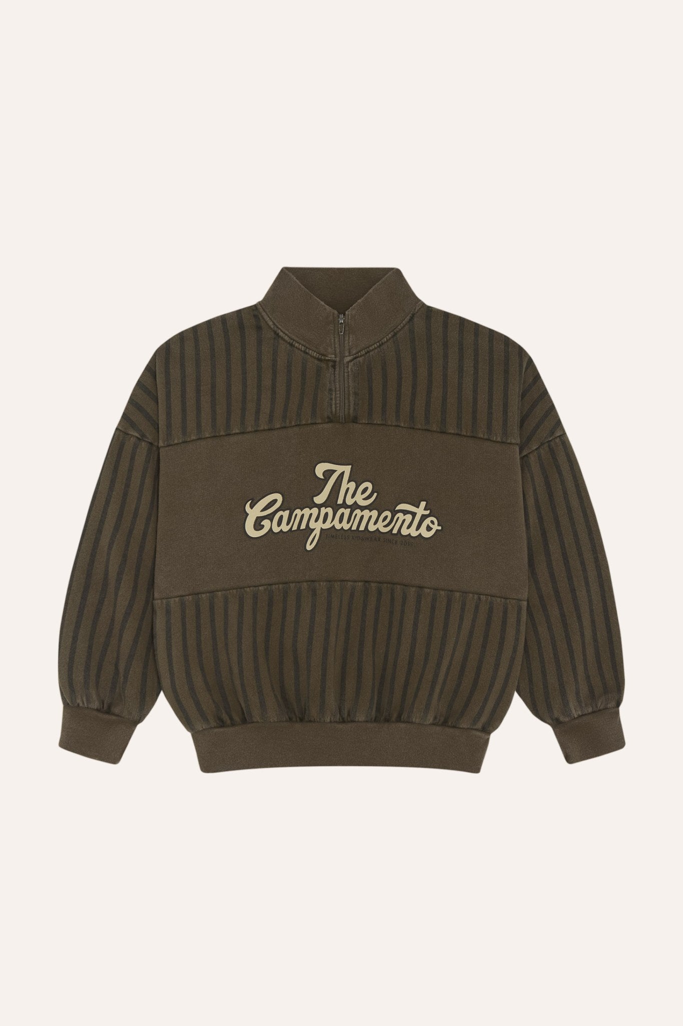 Sudadera marrón de canalé con cuello alto y texto bordado, vista frontal.