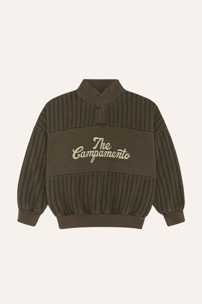 Sudadera marrón de canalé con cuello alto y texto bordado, vista frontal.