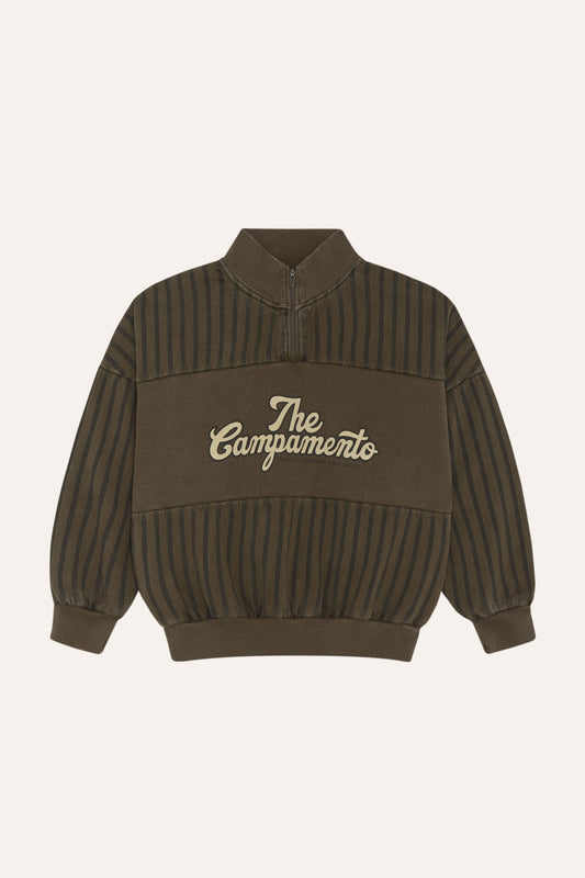 Sudadera marrón de canalé con cuello alto y texto bordado, vista frontal.
