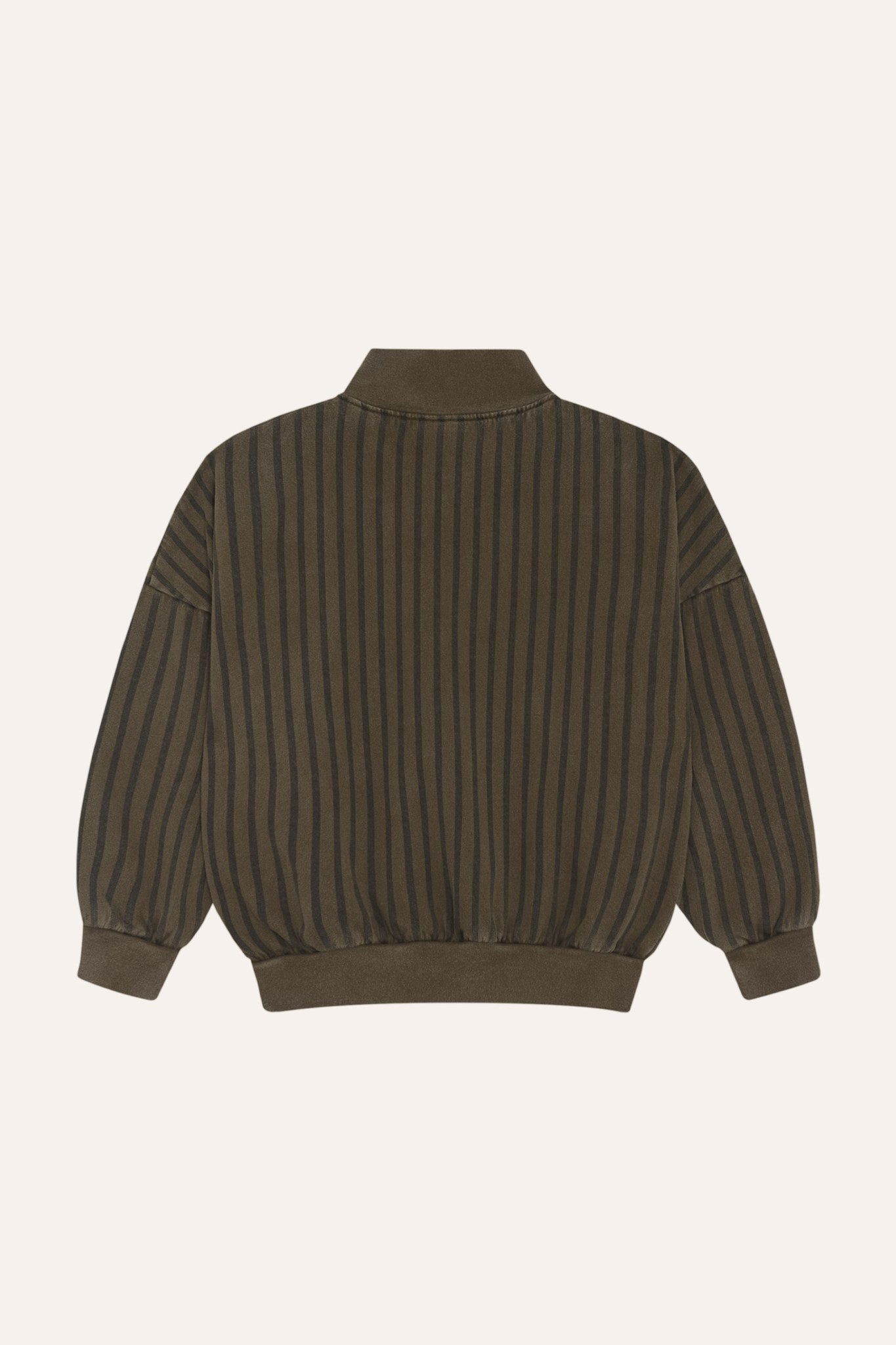 Sudadera marrón de canalé con cuello alto, vista frontal.