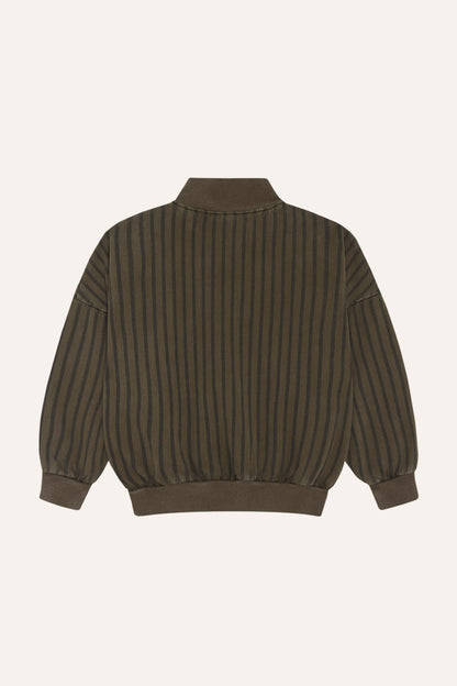 Sudadera marrón de canalé con cuello alto, vista frontal.