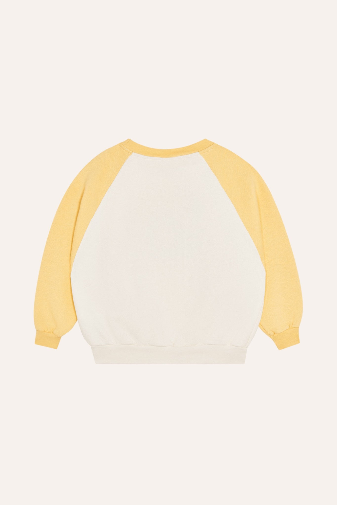 Sudadera cruda con mangas amarillas, vista trasera.