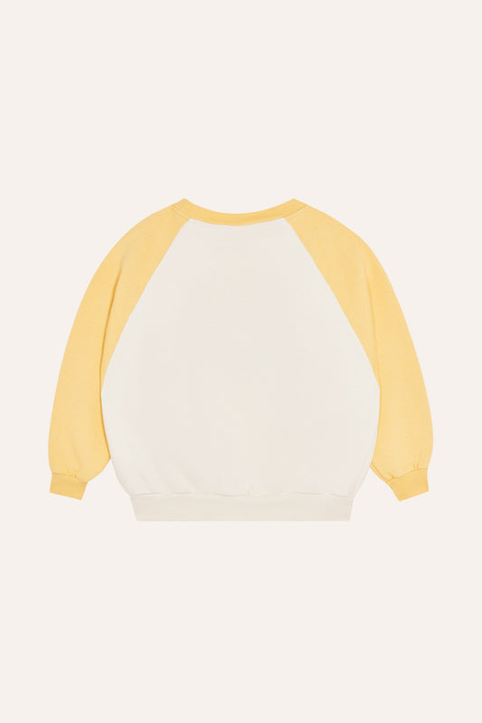 Sudadera cruda con mangas amarillas, vista trasera.