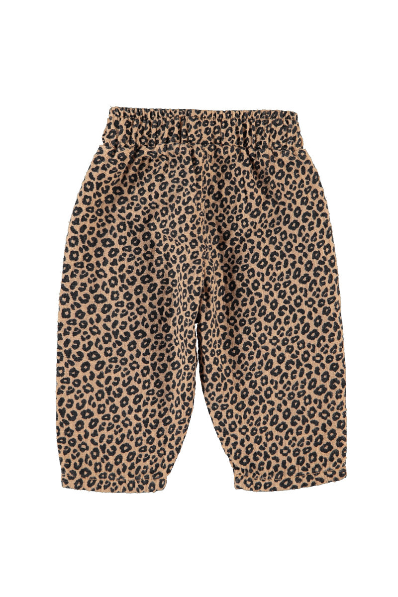 Detalle de pantalón de bebé marrón con animal print de piupiuchick.