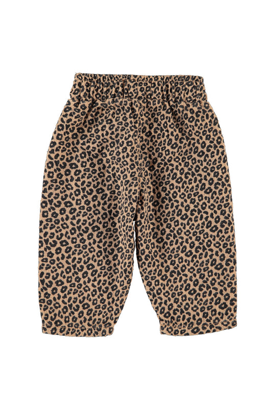 Detalle de pantalón de bebé marrón con animal print de piupiuchick.